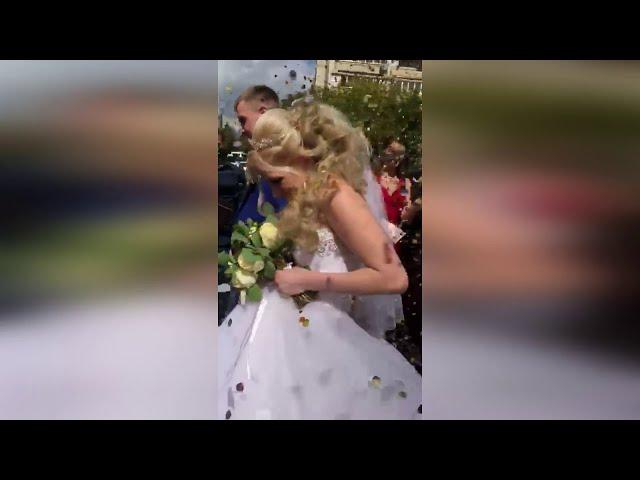 Выход молодоженов из ЗАГСа