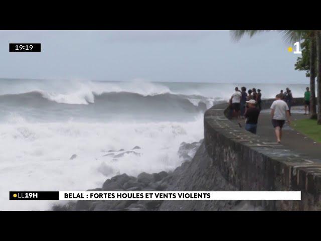 A l’approche du cyclone Belal, la houle déferle sur les côtes de La Réunion