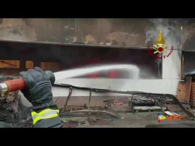 Quarrata (PT) - Vasto incendio in una falegnameria - www.HTO.tv