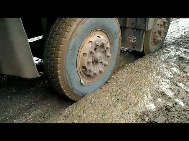 Indian Big Trucks - Tata 3118 Hyva Truck & 2518 Tata 10 Wheeler Truck in Mud Road.