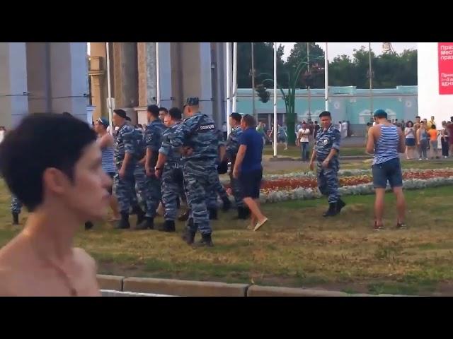 Столкновения десантников с ОМОН и росгвардейцами в парке на день ВДВ  Новое видео