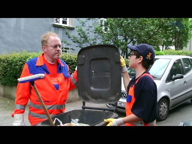 Kinderreporter Mika bei der Müllabfuhr in Frankfurter (Müllmann)