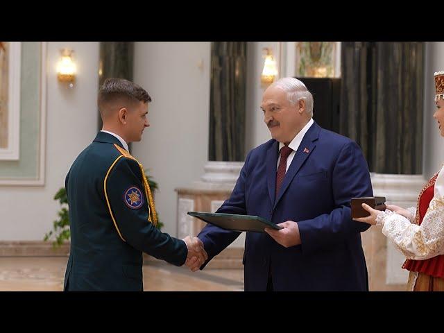 Лукашенко: Я с косой и топором хожу и ничего зазорного в этом не вижу! // Что пописывают в TikTok