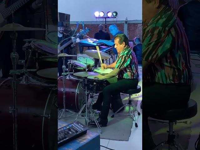 PEDRO SÁNCHEZ, BATERISTA DE LOS BUKIS, INTERPRETANDO "VIÉNDOLO BIEN"