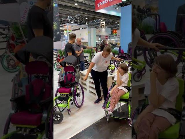 FiNiFuchs mit SORG auf der REHACARE 2022 - der Kinderrollstuhl Airon