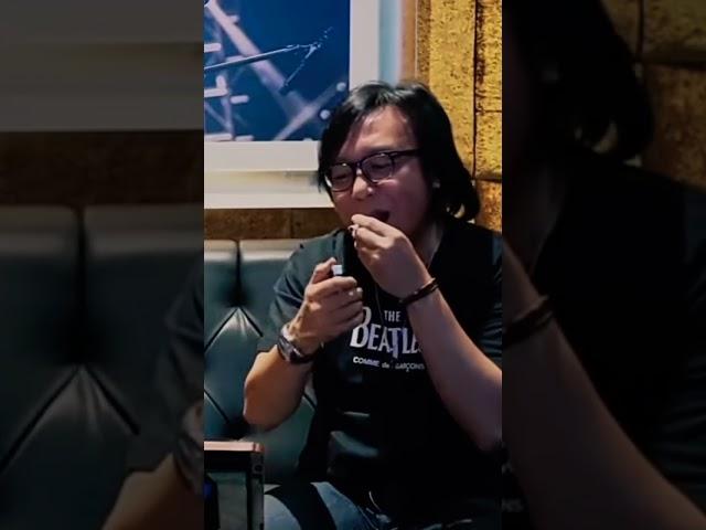 Bukan hanya Ariel Noah, Ari Lasso juga minta ijin saat mau merokok.️