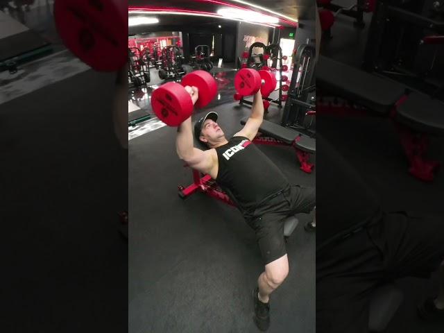 Super light 8ncline bench press as a warm-up. #bodybuilding