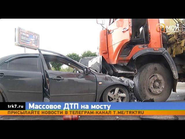 Авария на Коммунальном мосту Красноярска парализовала движение в центре