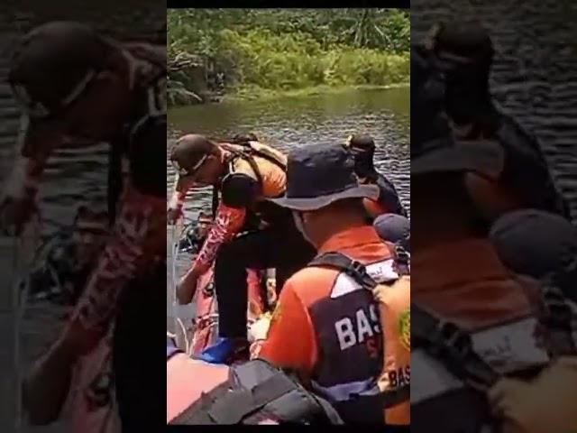 Basarnas dan team SAR and RESCUE, evakuasi korban tenggelam danau galian di Samarinda@sang fakir75