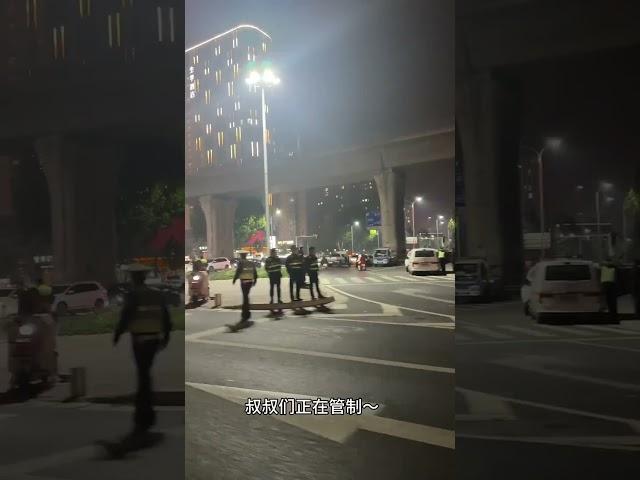 11月10日，河南郑州各个路口都有警察执勤，无法骑单车的学生们挥舞国旗，选择跑步去开封。