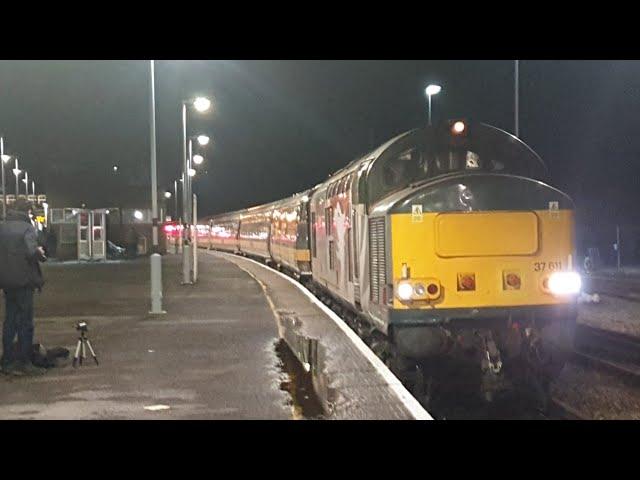 rail ops group class 37 37611 departs from eastleigh with ex grand central mk4s 04/12/2021