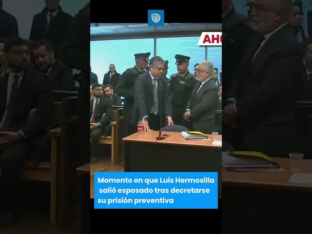Momento en que Luis Hermosilla salió esposado tras decretarse su prisión preventiva