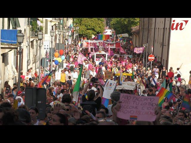 Un arcobaleno di 20.000 persone, il Toscana Pride conquista Lucca