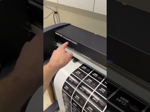 Cutting stickers/labels with a Graphtec FC9000 plotter#storts #stickers #makinglables