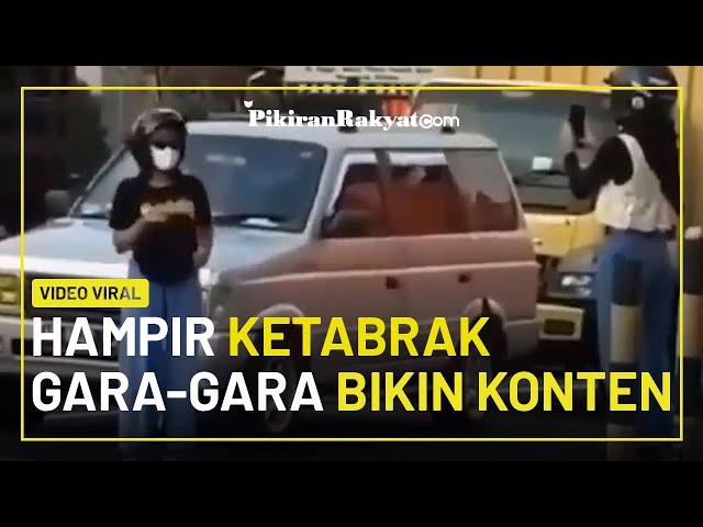 VIRAL! Diduga demi Buat Konten, Seorang Wanita di Klaten, Jawa Tengah Hampir Tertabrak Sepeda Motor