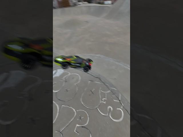 Crazy bashing with the #Rlaarlo rally XTS F10 at the skatepark 🫣 #rcbrushless #rc3s #xtsf10