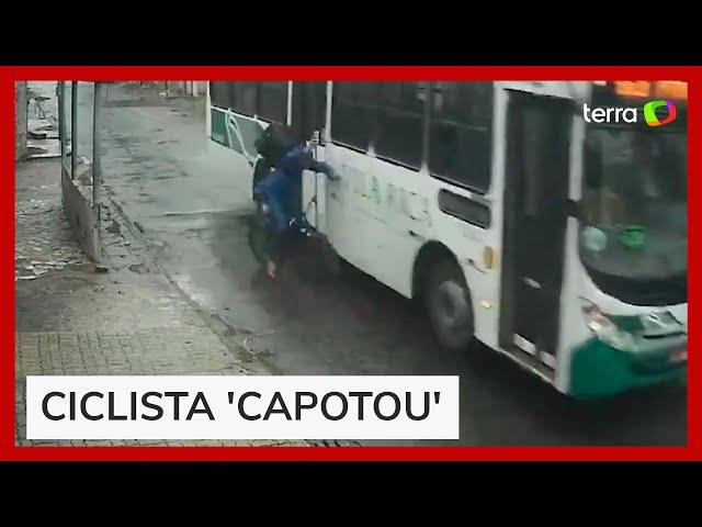 Entregador escapa por pouco de ser atropelado após bicicleta ser atingida por ônibus no RJ