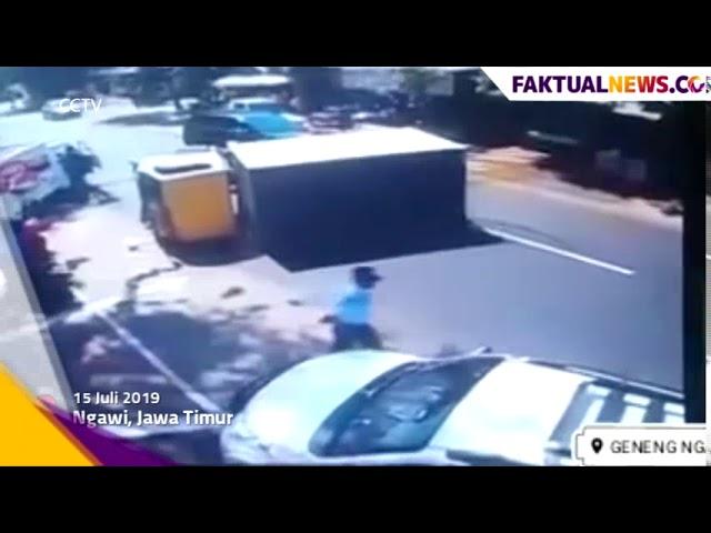 Terekam CCTV Kecelakaan Truk Box Hingga Terguling di Ngawi