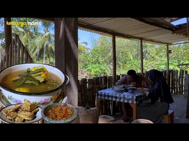 masak sayur asem, sambel terasi,tempe goreng,makan di teras samping sejuk banget, masakan desa