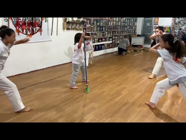 Treino de capoeira para crianças. Brincadeira da vassoura