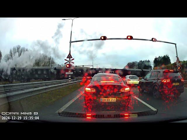 Dutch Dashcam: Steamlocomotive crossing the road