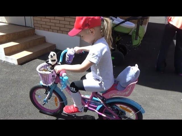 Alice chooses a bicycle and goes to ride it outside