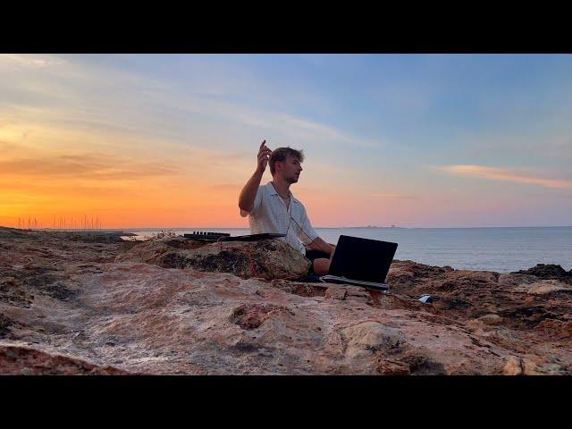 catching the sunrise with a melodic live set on the coast of Mallorca - Lynnic