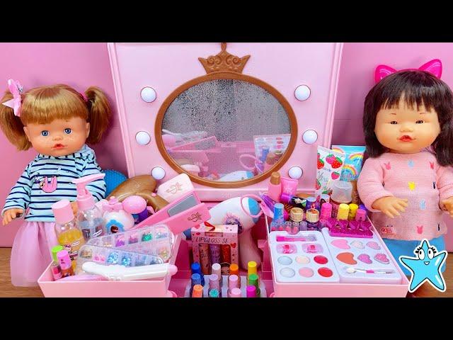 ANI y ONA montan una TIENDA de MAQUILLAJE y PELUQUERÍA para muñecas Vídeos para niñas y niños