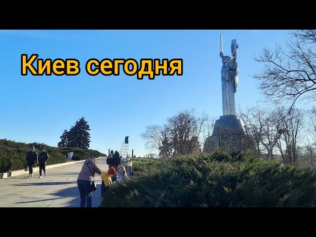 Киев 2025 г январь. Жизнь в Киеве метро Арсенальная, монумент "Батьківщина - Мати".