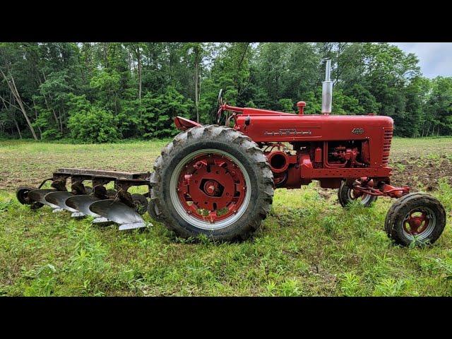 Farmall 400 Plowing with a 4x14 Fast-Hitch Plow