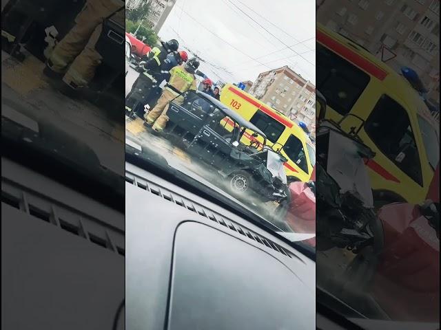 18.08.2024 ДТП на перекрёстке улиц Удмуртская и Холмогорова. 1 погиб. Ижевск.