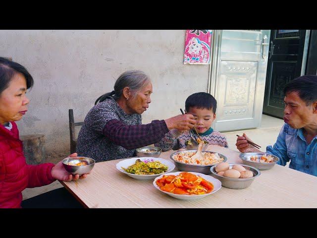 Food made with eggs | 城裡曾孫回家，廣西玉林阿婆給曾孫做了頓“雞蛋盛宴”，掏空了3窩雞蛋，廣西農村生活