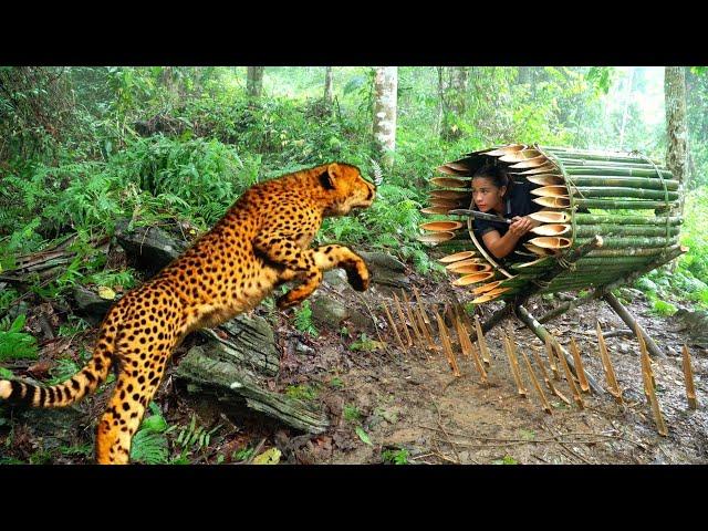 Full video: 300 days of Monster attacks, building a warm shelter, setting traps for wild animals