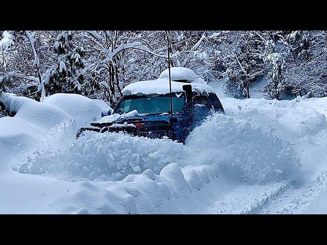 Nathia gali Live snowfall  || snow jumping competition || برف میں جمپ لگانا پڑا