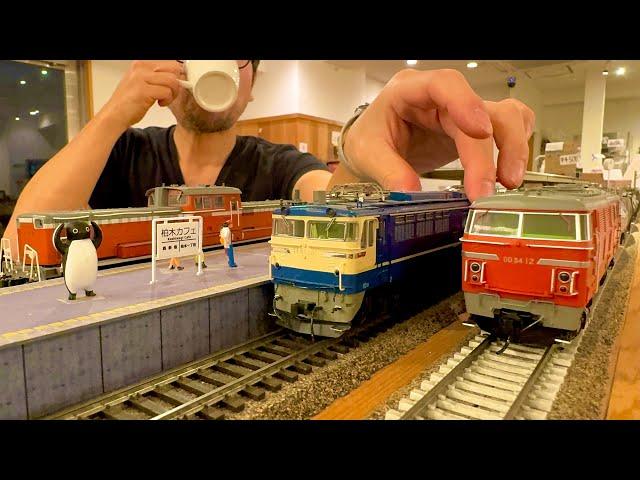 【Tokyo’s Hidden Gem!】Driving HO Scale Trains While Enjoying Apple Pie!? Kashiwagi Cafe in Shinjuku