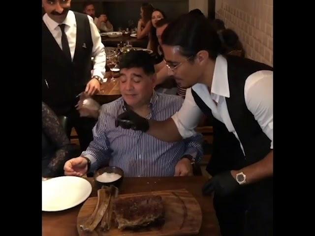 Saltbae serving Diego Maradona! (Nusret Gokce)