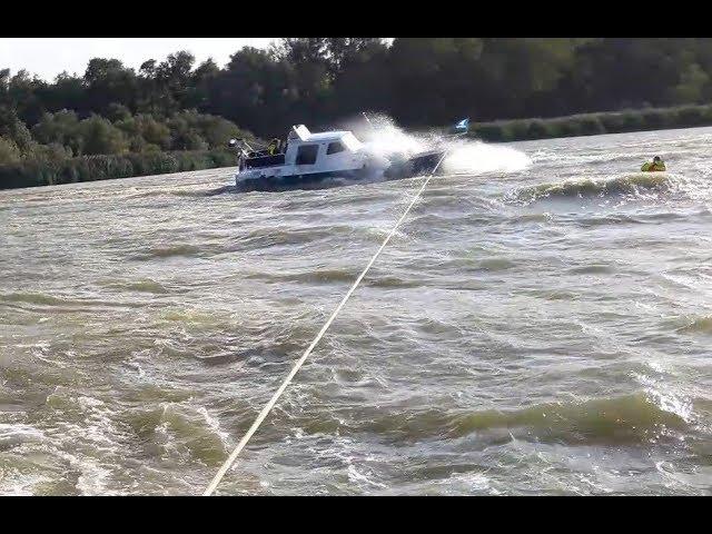 Zeiljacht en motorjacht in problemen op het IJsselmeer