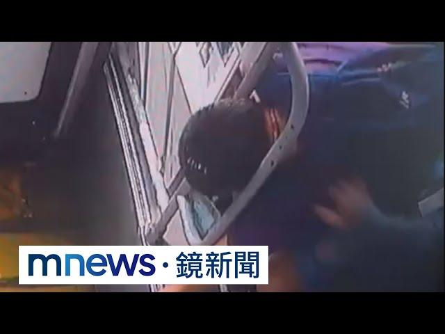 睡著沒注意？公車急煞沒穩住　婦頭卡欄杆內｜#鏡新聞