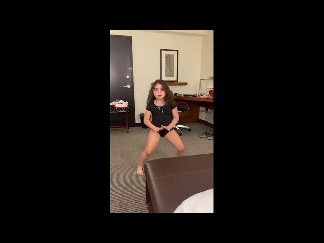 Sofia dançando
