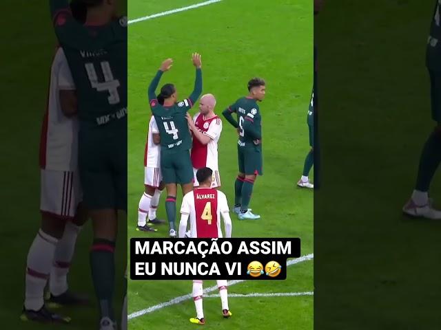 Mãozinha Marcando Van Dijk essa eu nunca vi 