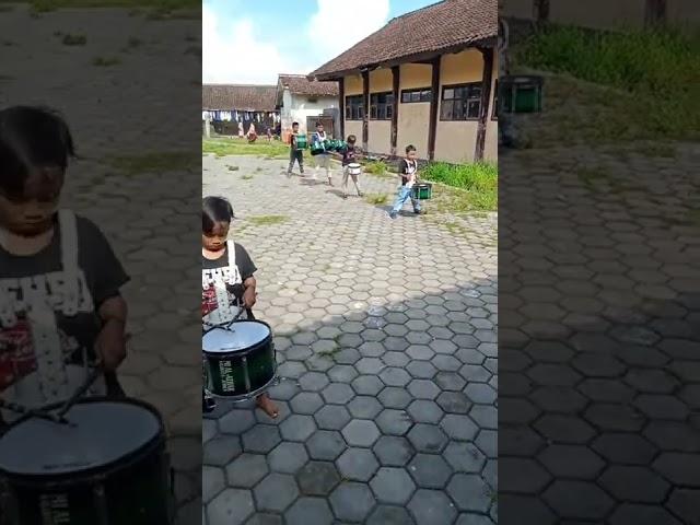 Latihan Percusion Part 3 Drumband Mizhar(junior)