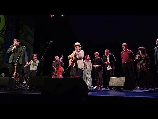 Jacek Beszczyński i wykonawcy koncertu Legendy Bardów - Zbudujmy sobie most