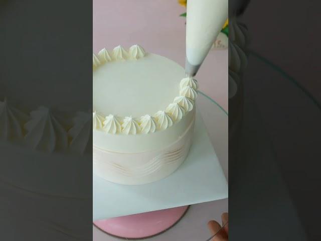 Menghias cake dengan toping strowberry