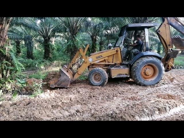 BACKHOE | CASE 580L | BAIKI JALAN DALAM KEBUN KELAPA SAWIT.