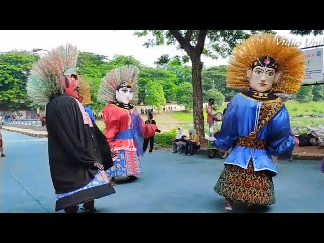 Ondel Ondel Betawi lagi Ngumpul