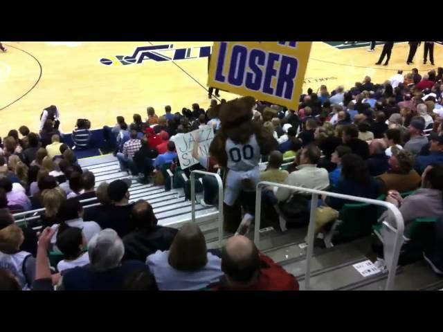 Utah Jazz bear and Cleveland Cavaliers fan go at it. (Original video)