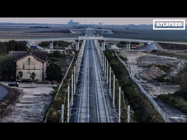 Modern állomások a semmi közepén: videó a Budapest-Belgrád vasút szerbiai szakaszáról