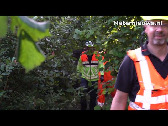 Auto vliegt van de weg en landt tegen boom A37 Geesbrug