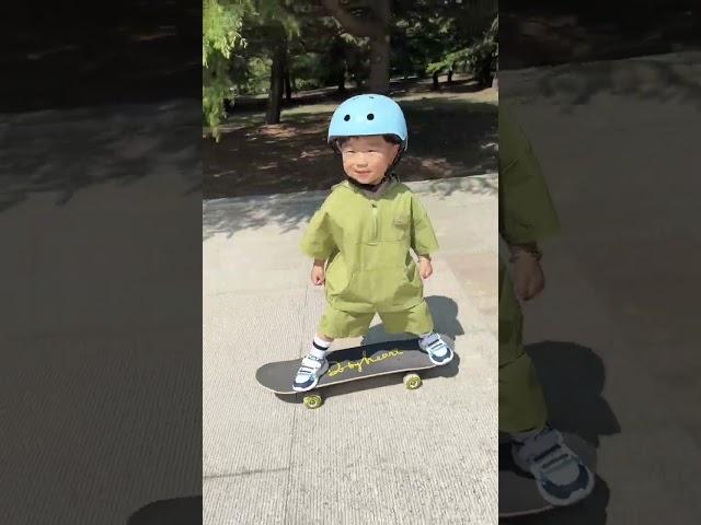 Xiaohaige launched a skateboard boy. Chenchen's daily skateboarding. Skateboard. Chenchen is not