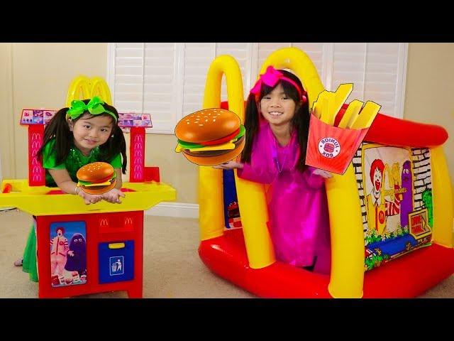 Emma & Jannie Pretend Play w/ McDonalds Hamburger Restaurant Food Toys